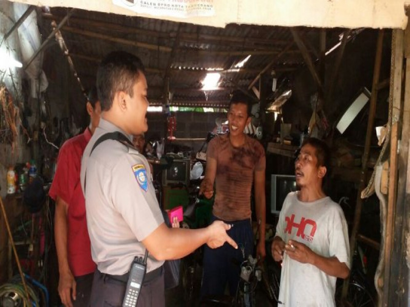 IMG-brigadir-jaenudin-kunjungi-warganya-sampaikan-pesan-kamtibmas