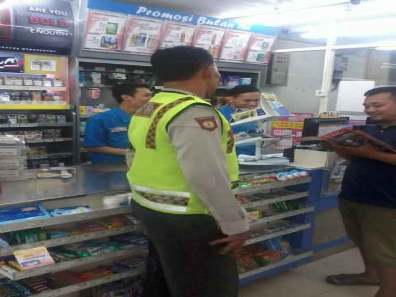 IMG-berikan-rasa-aman-di-malam-hari-patroli-polsek-benda-kunjungi-minimarket