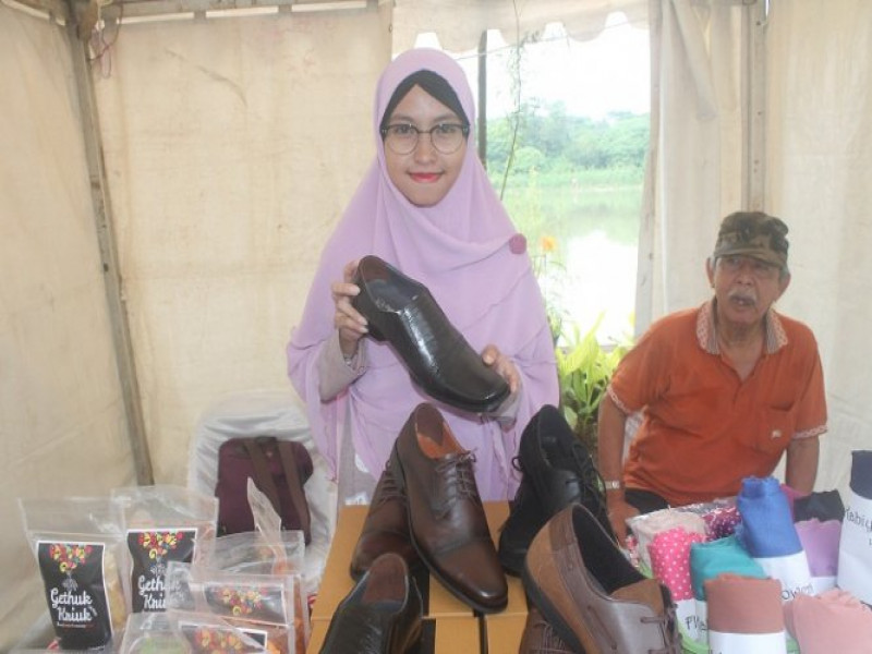 IMG-sukses-kembangkan-sepatu-kulit-hand-made