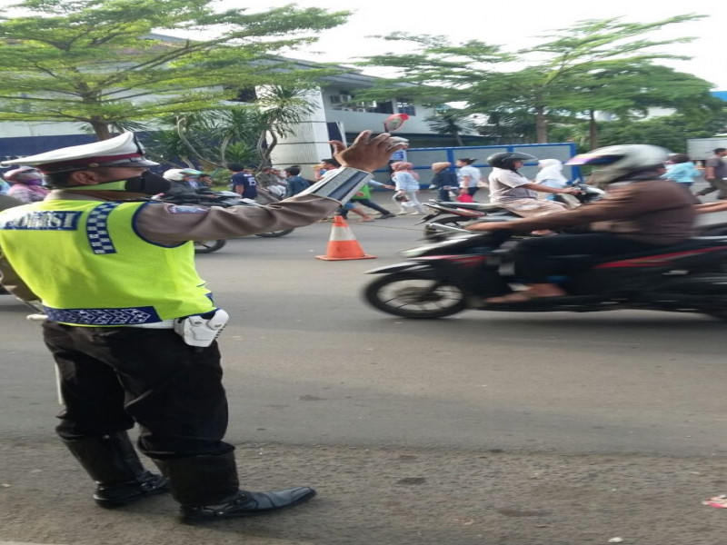 IMG-pengaturan-lalu-lintas-depan-ptpanarub-jalan-mtoha-pasar-baru-kota-tangerang