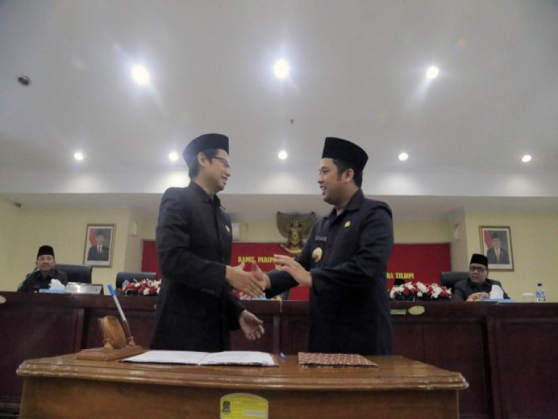IMG-dprd-kota-tangerang-sahkan-perda-penataan-dan-pengendalian-menara-telekomunikasi