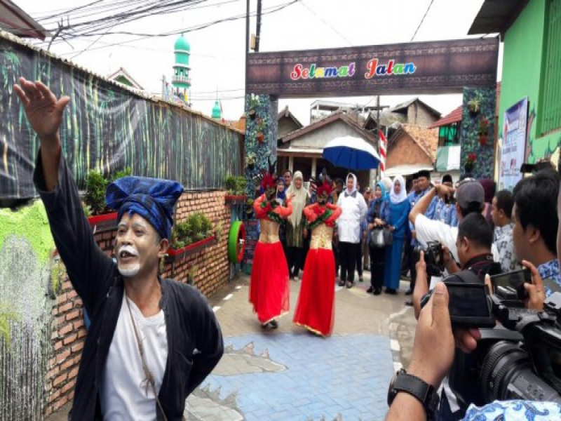 IMG-tim-penilai-p2wkss-terkesima-kampung-warna-warni