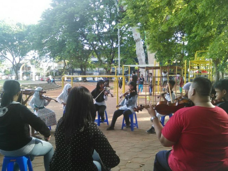 IMG-merdunya-dawai-biola-di-alun-alun-kota-ahmad-yani