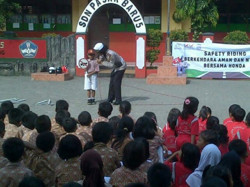 IMG-unit-dikyasa-sat-lantas-polres-metro-tangerang-kota-bersinergis-dengan-honda-memberikan-edukasi-dini-tertib-berlalu-lintas-kepada-siswa