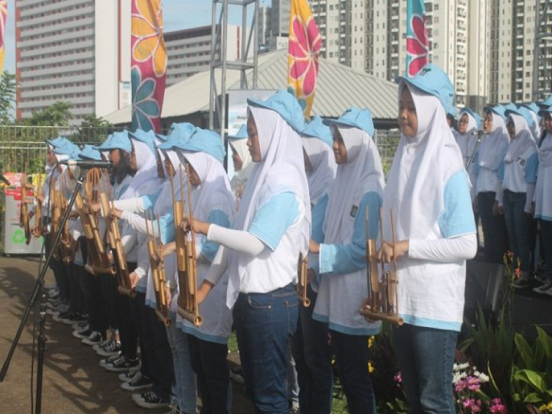 IMG-siswa-siswi-smpn-1-kota-tangerang-main-angklung-di-hadapan-walikota