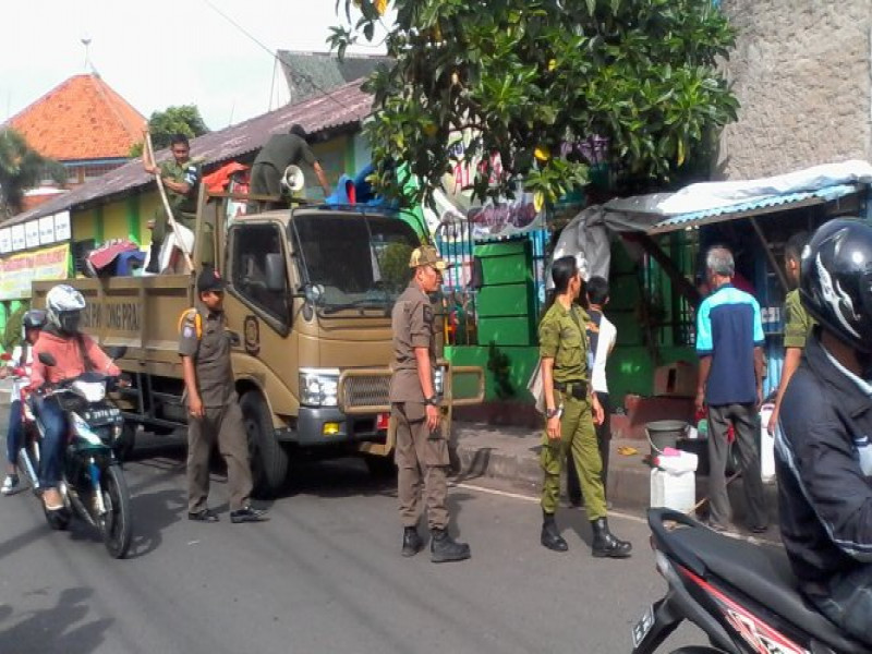 IMG-berjualan-di-atas-bahu-jalan-pkl-ditertibkan