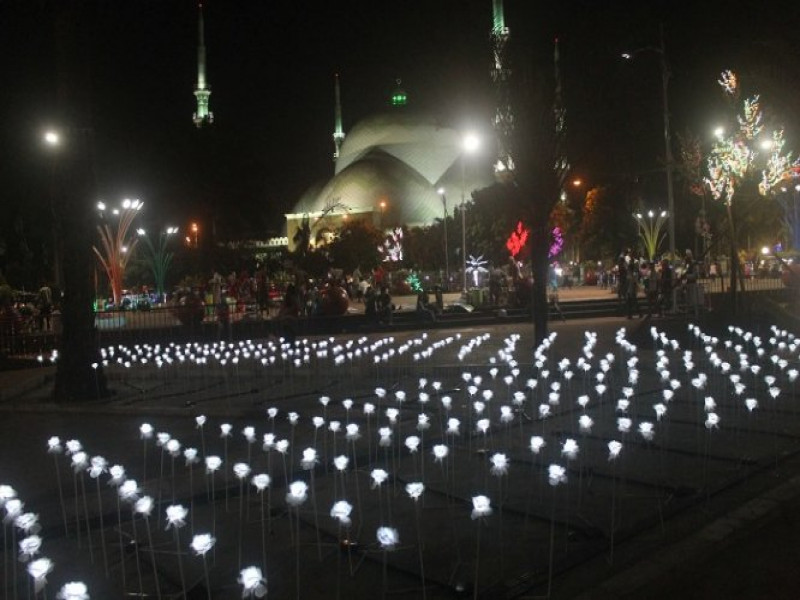 IMG-malam-libur-panjang-warga-penuhi-taman-elektrik