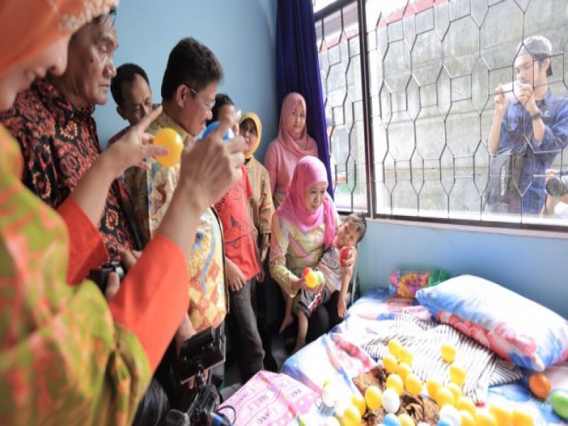 IMG-wakil-walikota-tangerang-mendampingi-menteri-sosial-saat-mengunjungi-dinas-sosial