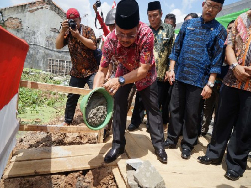IMG-sachrudin-dan-pihak-pt-kai-letakan-batu-pertama-pembangunan-madrasah