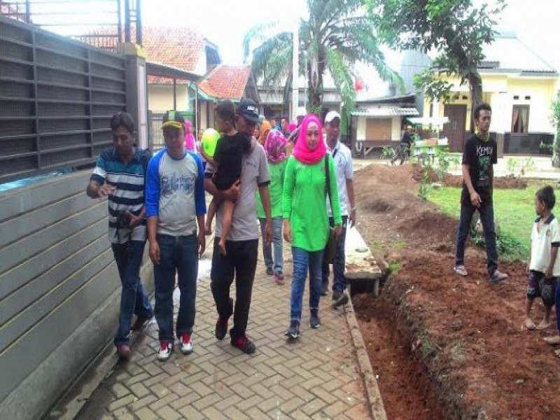 IMG-hj-aini-suci-semangati-warga-persiapkan-lokasi-hadapi-penilaian-phbs