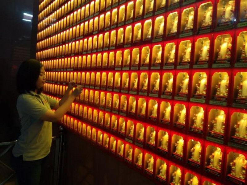 IMG-tradisi-pasang-nama-di-1000-patung-dewa