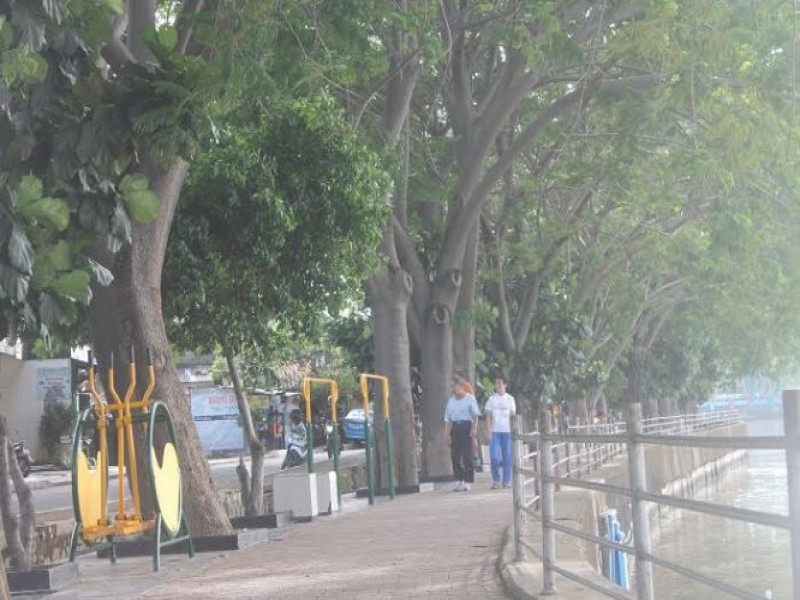 IMG-bersantai-sejenak-sambil-berolahraga-di-bantaran-sungai-cisadane