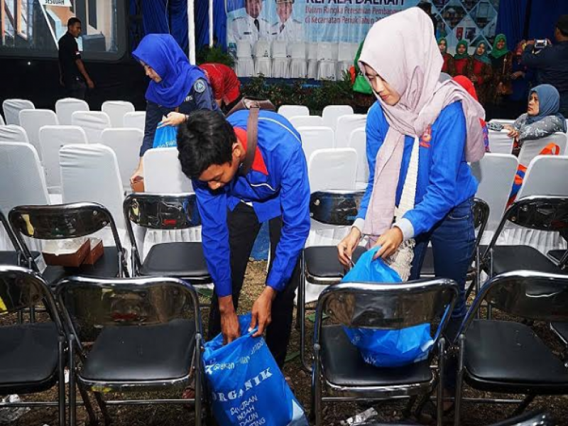 IMG-petugas-sedekah-sampah-ditempatkan-di-tiap-acara-pemkot