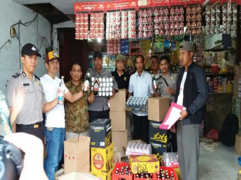 IMG-operasi-penegakan-perda-no-7-2005-ratusan-minuman-beralkohol-disita