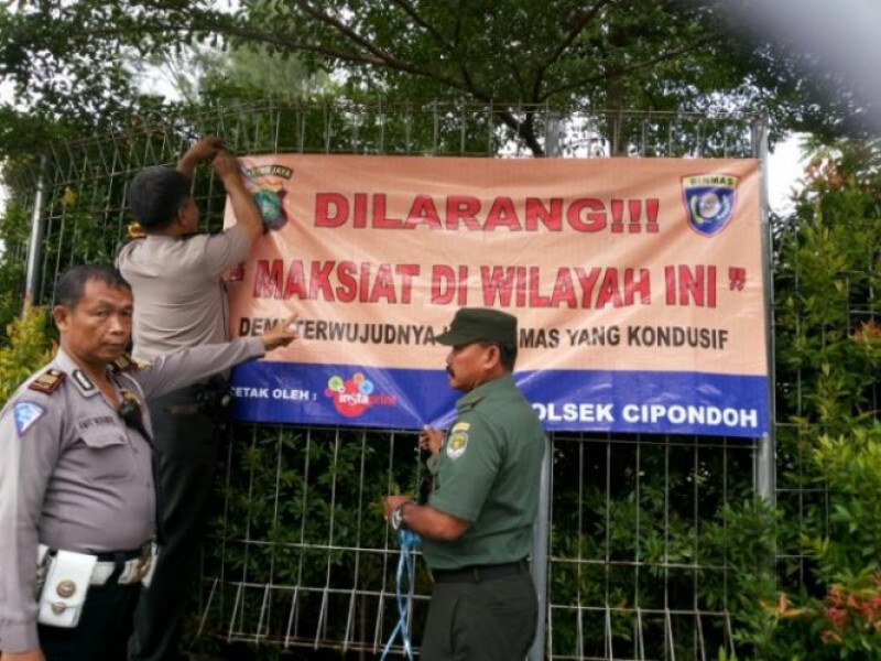 IMG-kanit-lantas-bersama-anggota-polsek-cipondoh-pasang-spanduk-dilarang-maksiat