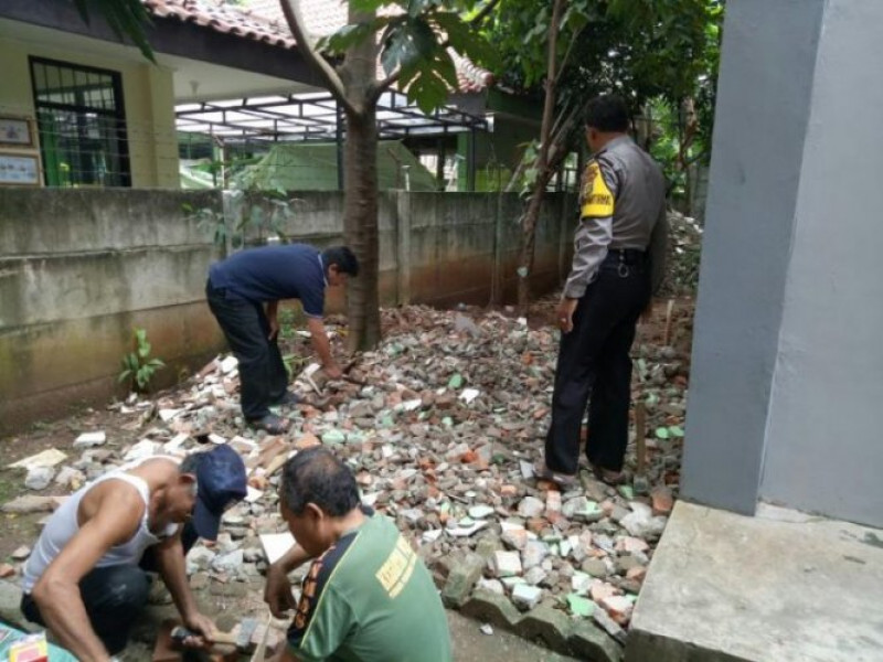 IMG-semangat-kerja-bakti-bhabinkamtibmas-polsek-cipondoh-bersama-synergritas-3-pilar-kelurahan-panunggangan