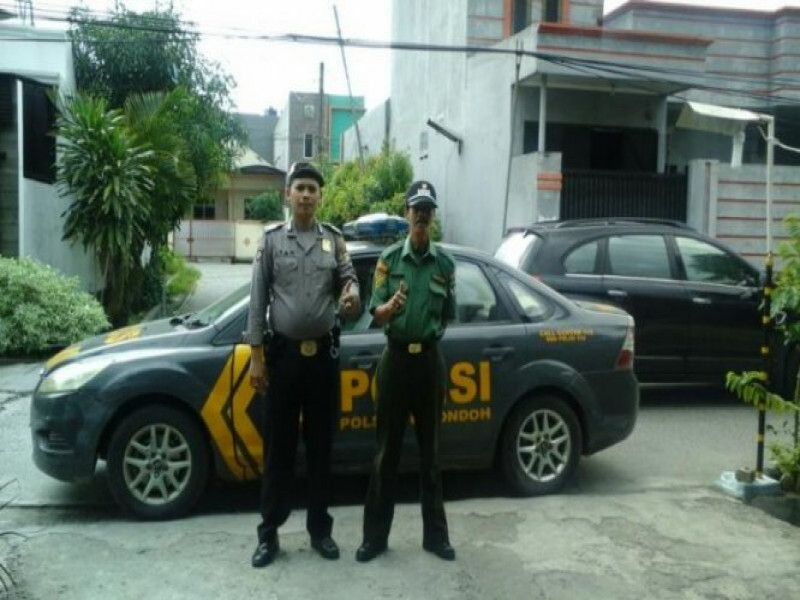 IMG-dua-personil-umit-patroli-polsek-cipondoh-selalu-antisipasi-jam-rawan-3-c-selalu-di-area-perumahan