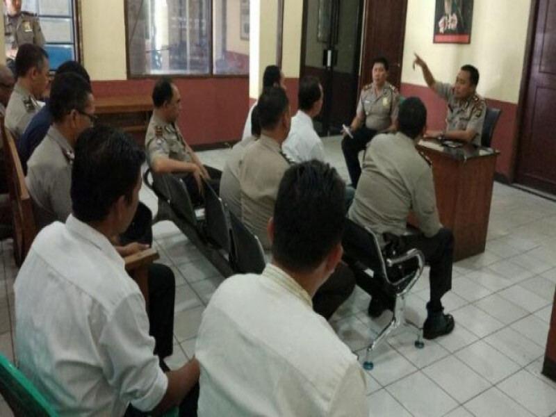 IMG-kapolsek-cipondoh-anev-mingguan-itu-selain-mengukur-keberhasilan-juga-sebagai-media-bertukar-informasi-yang-efektif