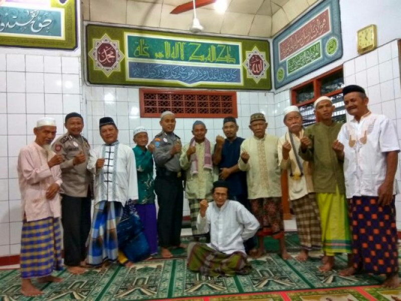 IMG-anggota-polri-polsek-jatiuwung-shalat-subuh-berjamaah-bersama-masyarakat