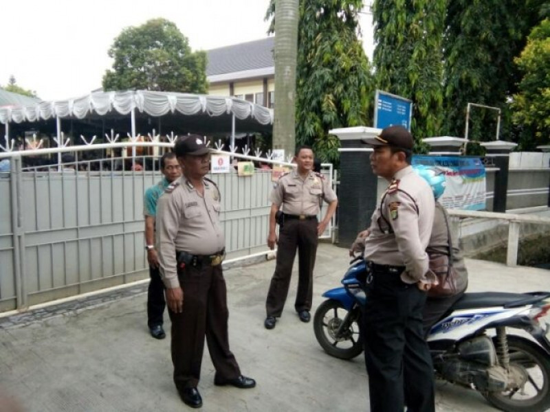 IMG-kanit-sabhara-polsek-jatiuwung-bersama-anggota-amankan-perayaan-minggu-paskah