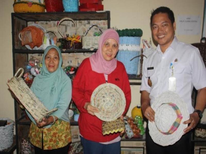 IMG-warga-dan-kelurahan-cimone-ubah-limbah-jadi-barang-bernilai
