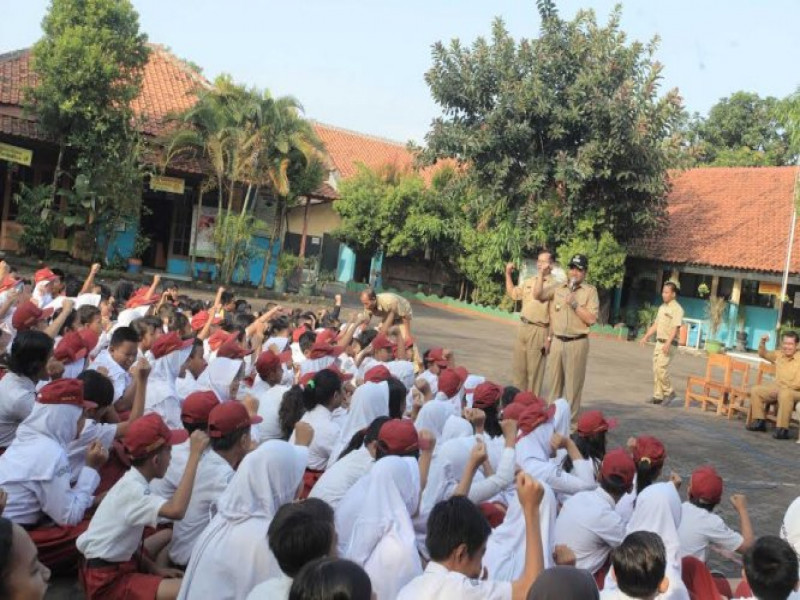 IMG-peringati-hardiknas-walikota-sungkem-langsung-ke-guru-sdnya