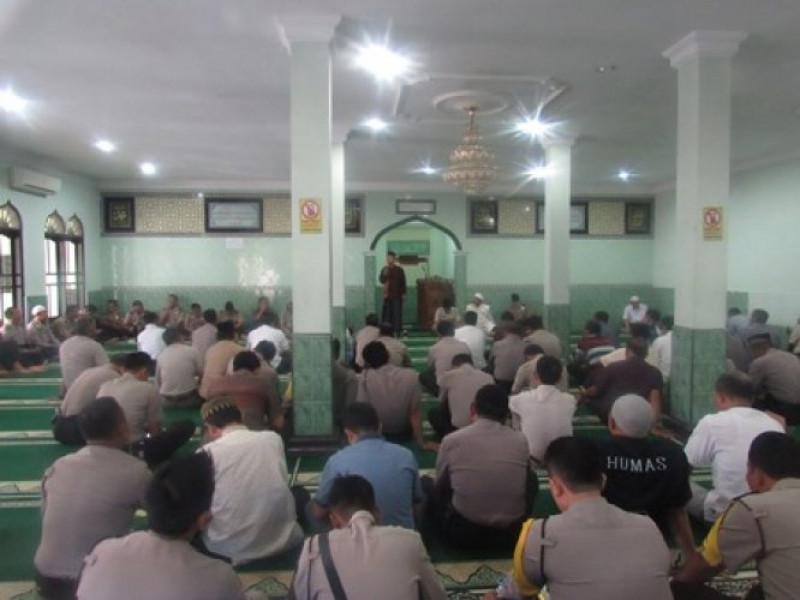 IMG-ratusan-polri-dan-pns-mengikuti-binrohtal