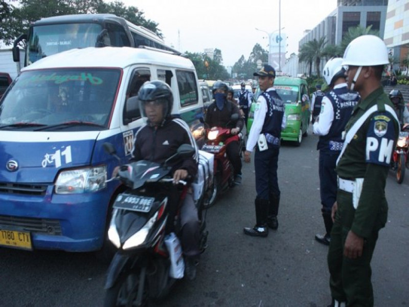 IMG-dishub-gelar-razia-angkot-dan-ojek-online-terjaring