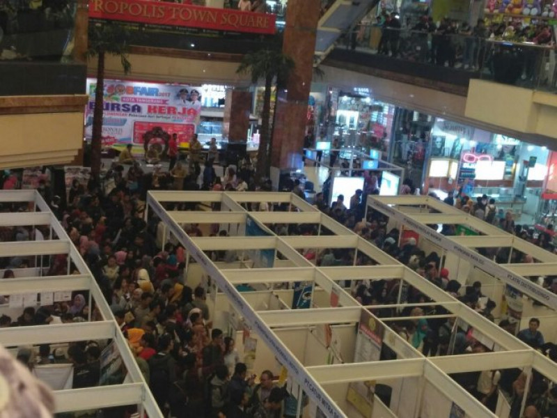 IMG-belum-dibuka-secara-resmi-ribuan-pencari-kerja-ramaikan-job-fair-tingkat-kota