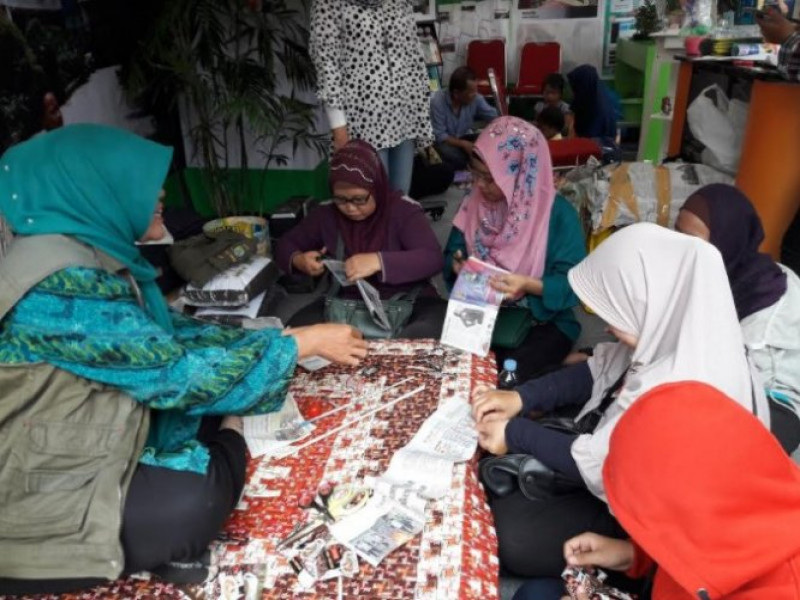 IMG-festival-cisadane-melatih-kreativitas-daur-ulang-sampah-di-stand-dlh