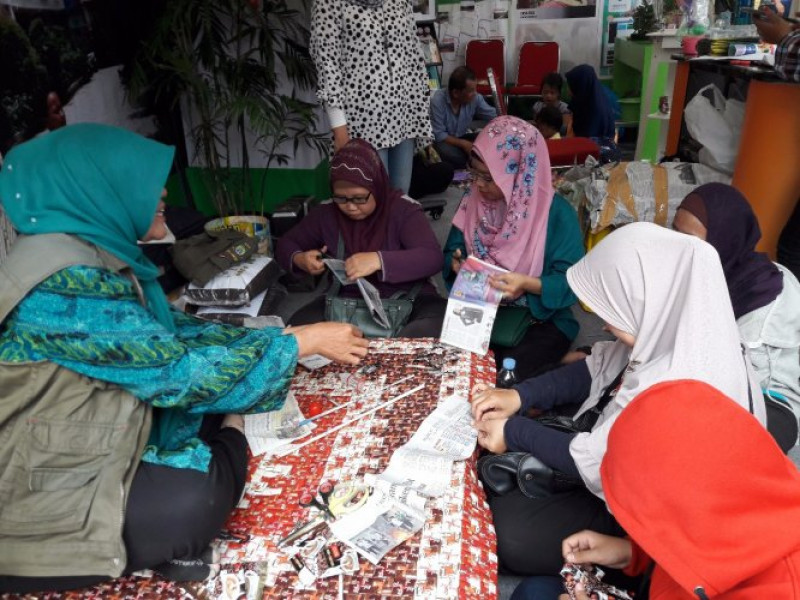IMG-latih-kreativitas-daur-ulang-sampah-di-stand-dlh-dalam-acara-festival-cisadane