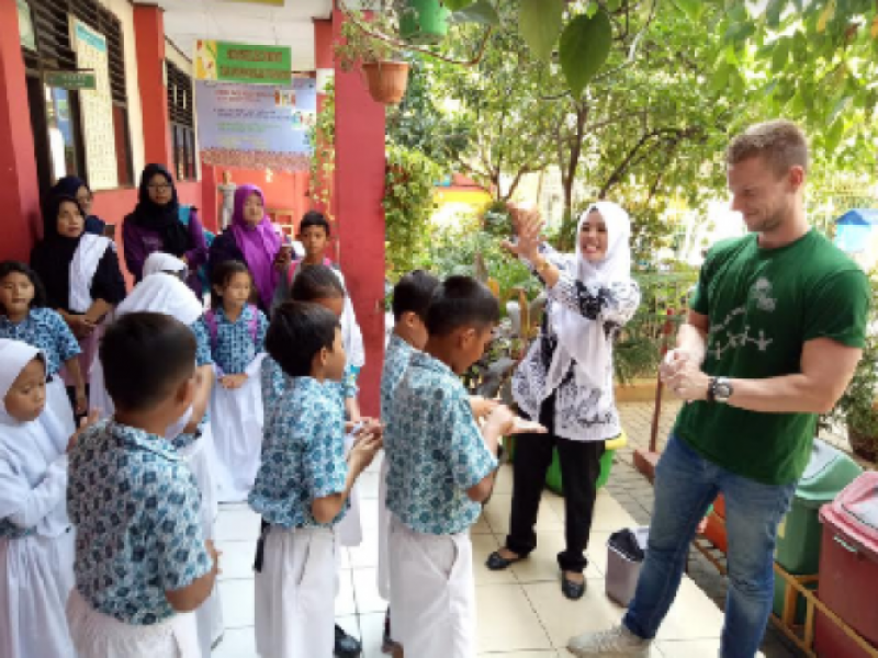 IMG-pelajar-belanda-kunjungi-sekolah-adiwiyata-di-sdn-gondrong-12-dan-4-kota-tangerang