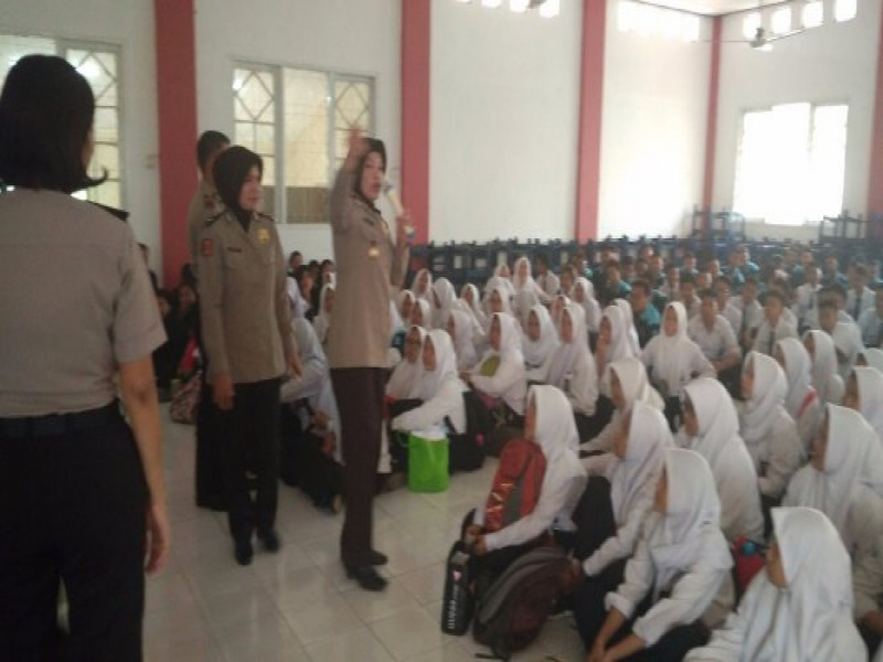 IMG-peringati-hut-polwan-polres-metro-rangkul-pelajar