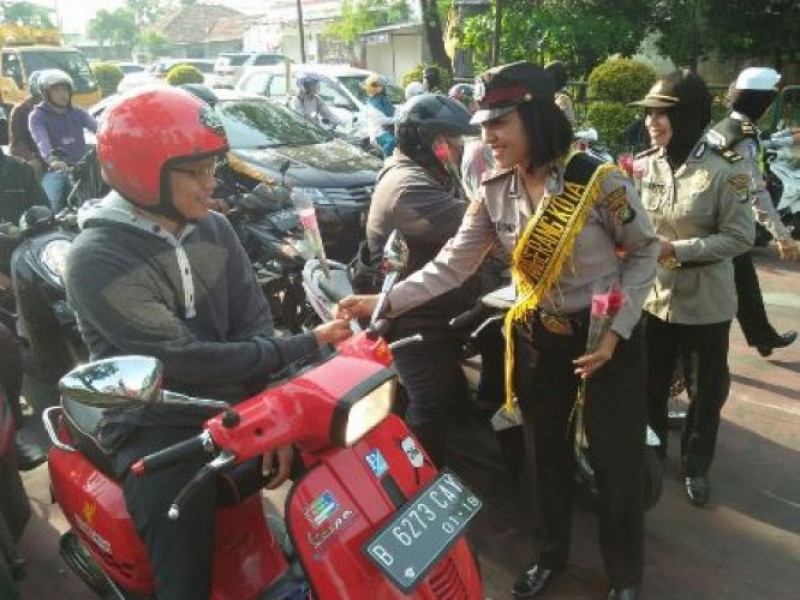 IMG-polwan-bagikan-bunga-terkait-hut-polwan-ke-69