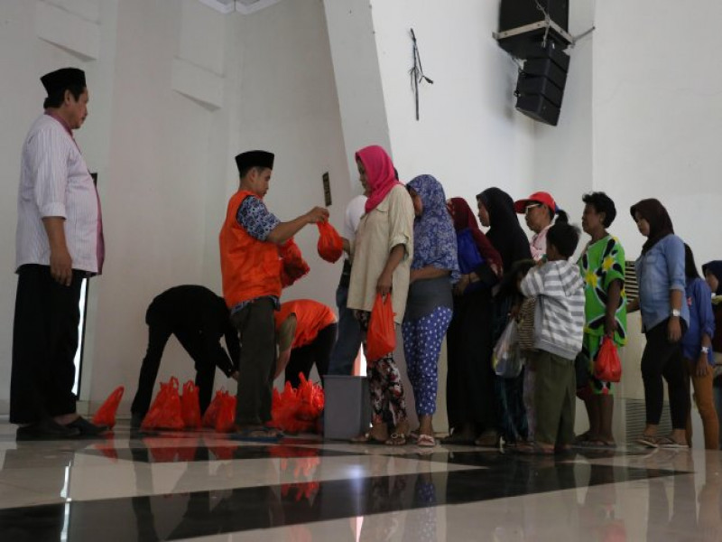 IMG-pembagian-daging-kurban-di-masjid-al-azhom-berjalan-tertib