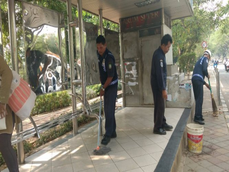 IMG-jaga-kenyamanan-penumpang-petugas-dishub-lakukan-bersih-bersih-halte