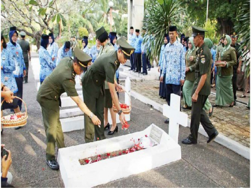 IMG-ratusan-pegawai-rs-daan-mogot-tabur-bunga-di-tmp-taruna