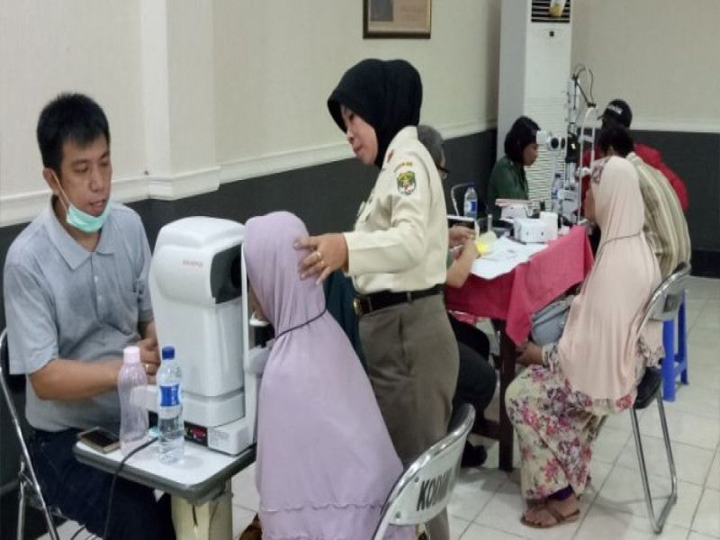 IMG-jelang-hut-tni-ke-72-kodim-0506-tgr-gelar-periksa-mata-gratis