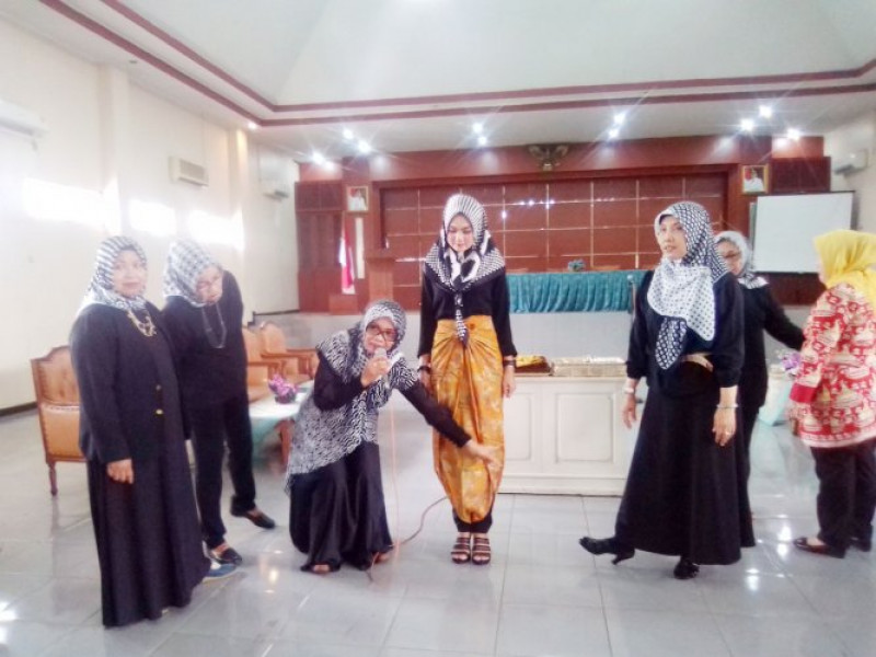 IMG-dorong-anggota-mandiri-gow-gelar-teknik-pemakaian-kain-untuk-pesta