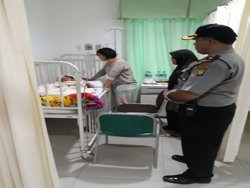 IMG-kapolsek-neglasari-kunjungi-rumah-sakit-membesuk-putra-anggotanya