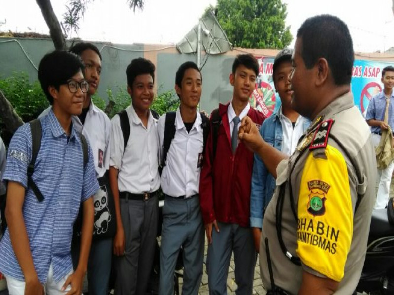 IMG-cegah-terjadinya-kenakalan-remaja-aiptu-waluya-berikan-binluh-kepada-pelajar-smk-bina-insani