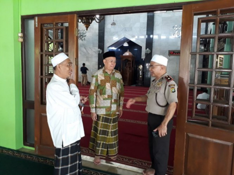 IMG-kapolsek-benda-melaksanakan-shalat-ashar-berjamaah-dengan-tokoh-agama-dan-masyarakat-di-masjid-al-himah-basecamp