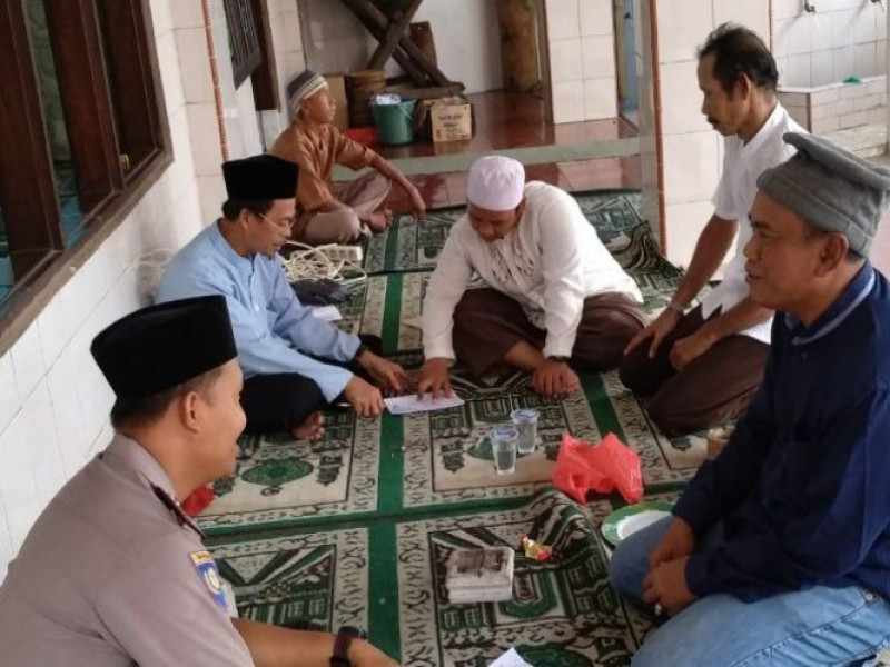 IMG-ngobrol-bareng-setelah-berjamaah-dengan-warga-bripka-agani-serap-aspirasi-warga