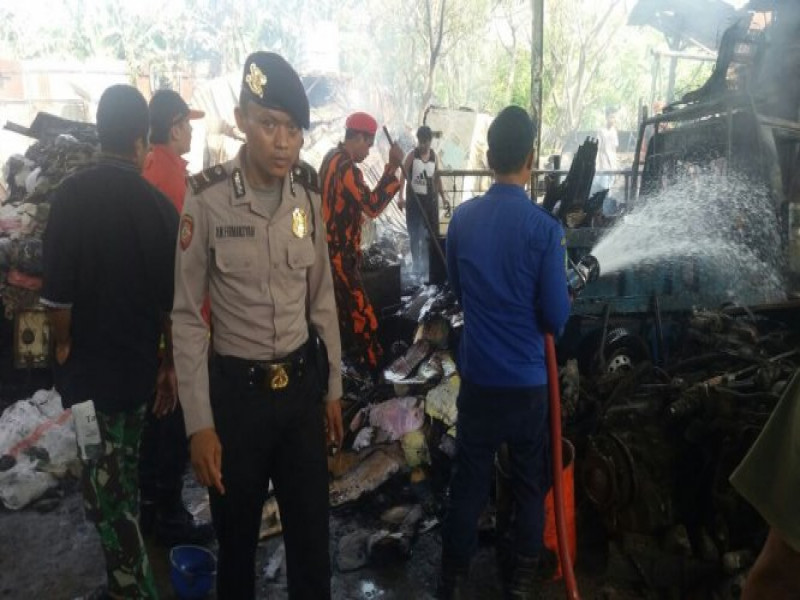 IMG-diduga-akibat-kosleting-listrik-sebuah-rumah-dan-lapak-barang-bekas-di-manis-jaya-hangus-terbakar
