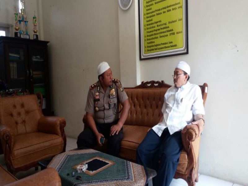 IMG-jalin-silaturahmi-dengan-tokoh-agama-kapolsek-jatiuwung-sambangi-ketua-lptq-kecamatan-periuk