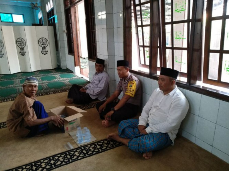IMG-bhabinkamtibmas-kelurahan-mekarsari-berikan-contoh-baik-pada-warganya