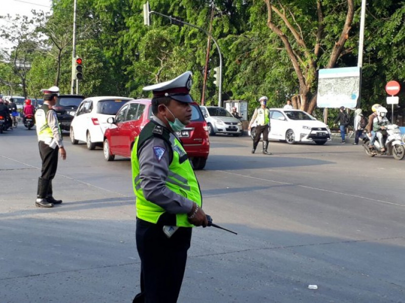 IMG-pengaturan-lalu-lintas-pagi-hari-unit-lantas-polsek-neglasari-arah-bandara-soekarno-hatta