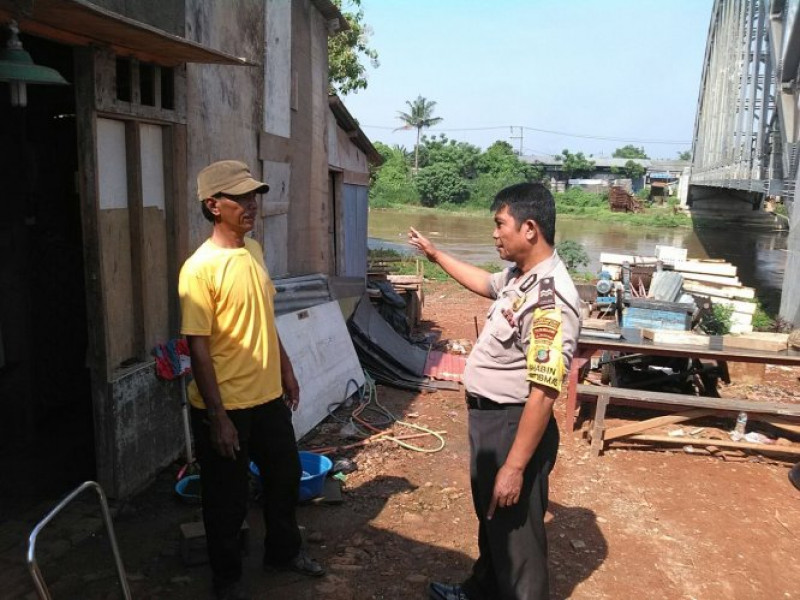 IMG-binmas-kedaung-baru-polsek-neglasari-himbau-warga-bantaran-sungai-cisadane