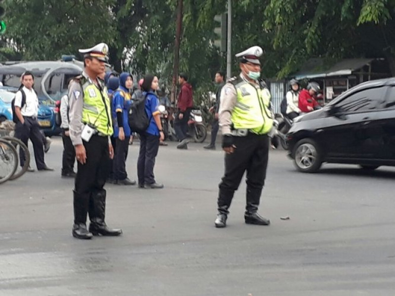 IMG-antisipasi-bubaran-karyawan-unit-lantas-polsek-neglasari-gatur-lalin-di-m1-selapajang-jaya