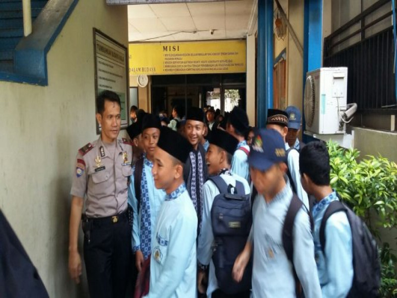 IMG-laksanakan-polkiss-kanit-binmas-polsek-jatiuwung-iptu-fahyani-kunjungi-smp-pgri-jatiuwung